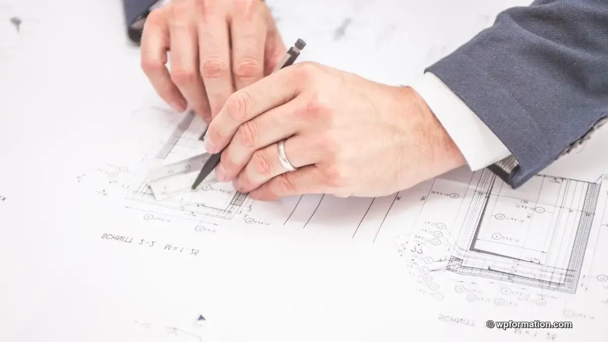 Signature d'un contrat de maintenance WordPress : stylo posé sur un document avant validation